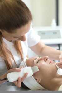 cliente en una sesión de estética avanzada en puerto rico