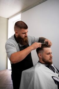 hombre en curso y Programa de barbería en Puerto Rico