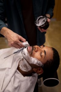 barbero mostrando unas de las habilidades para formarse como barbero profesional