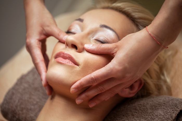 cómo realizar un masaje facial