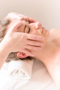 pasos para hacer un masaje facial 