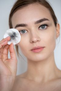 mujer utilizando técnicas utilizadas en la eliminación de maquillaje 