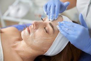 profesional realizando uno de los tipos de limpieza facial