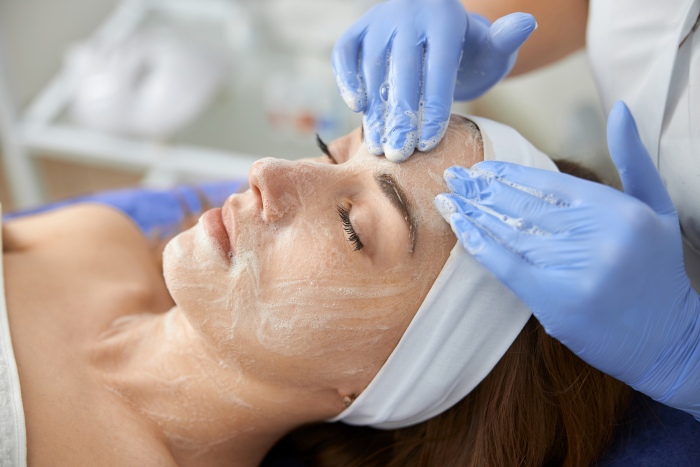 profesional realizando uno de los tipos de limpieza facial