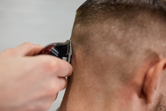 qué es un Skin Fade corte y ejemplo de hombre haciendo