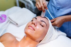 Pasos para una limpieza facial profunda profesional