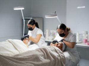 Estudiantes de Estetica Basica en Neo Esthetique European Institute
