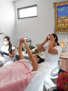 Esteticistas estudiando