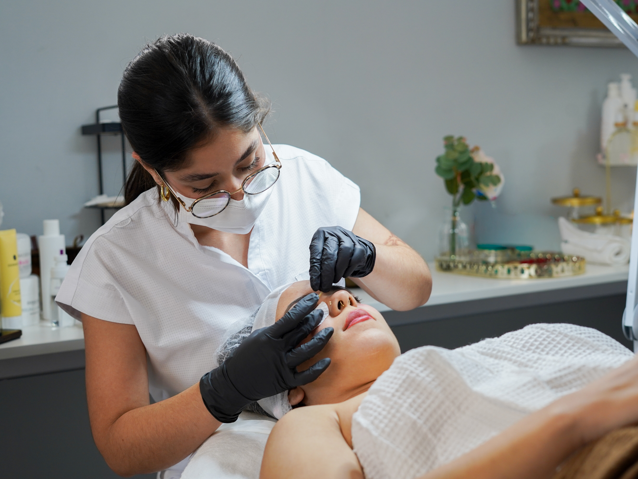 estudiante de estetica bascia de neo esthetique european institute haciendo sus laboratorios de tratamientos faciales